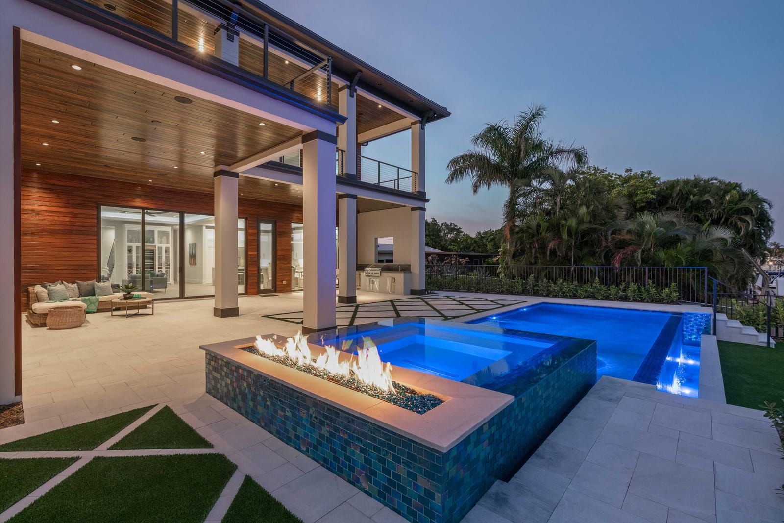 736 Lagoon Drive — photo 3
