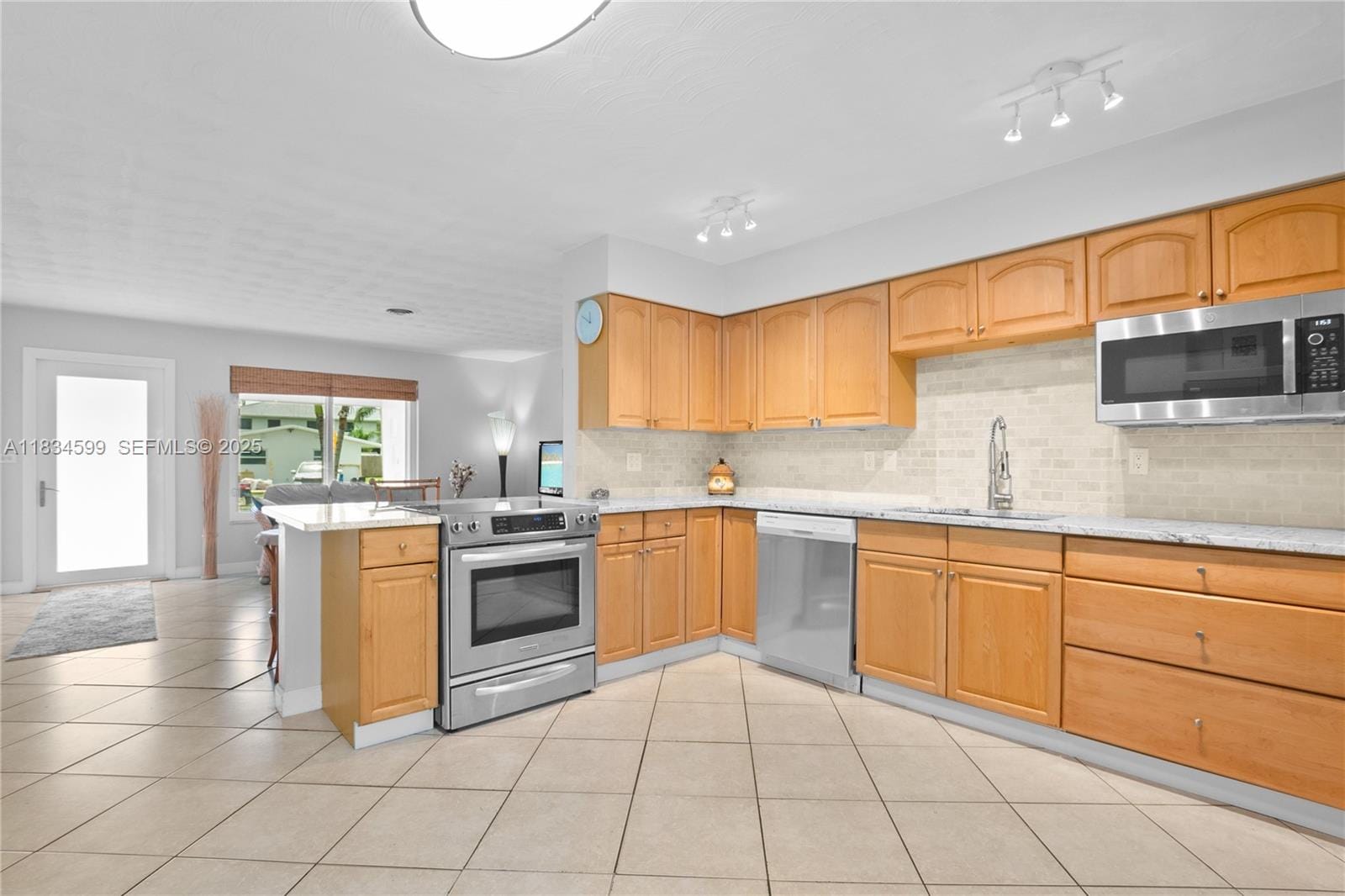 4421 SW 33rd Avenue — photo 4