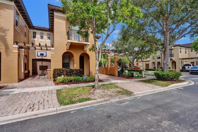 4431 Arabian Way, sold in Cimarron, Davie, FL