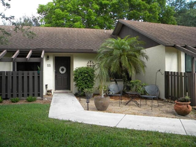 77 Via De Casas Norte, sold in Tradewinds At Dos Lagos Condo, Boynton Beach, FL