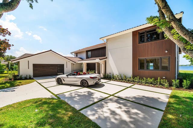 2504 Embassy Drive, West Palm Beach, FL 33401