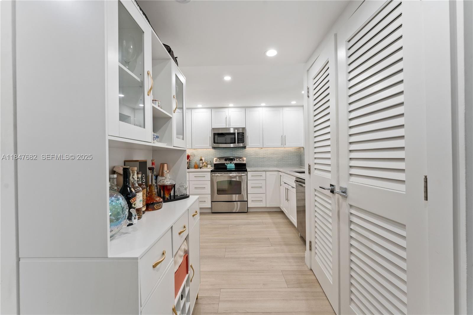 670 Tennis Club Drive 110, Fort Lauderdale, FL 33311 photo 5