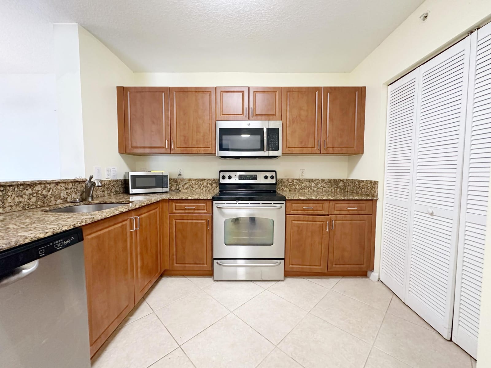 529 E Sheridan Street 2011 — photo 2