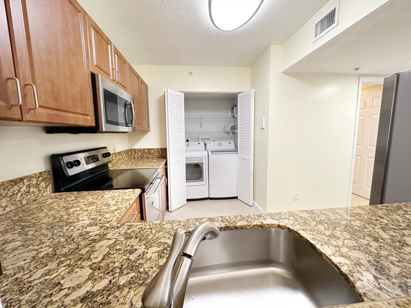 529 E Sheridan Street 2011 — photo 11