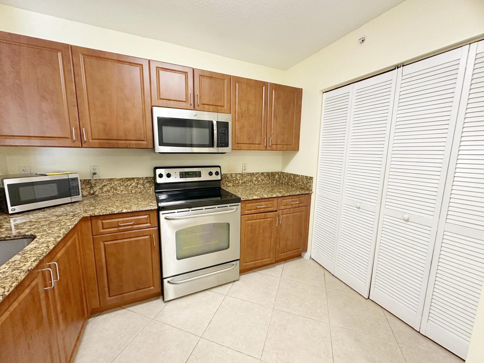 529 E Sheridan Street 2011 — photo 3