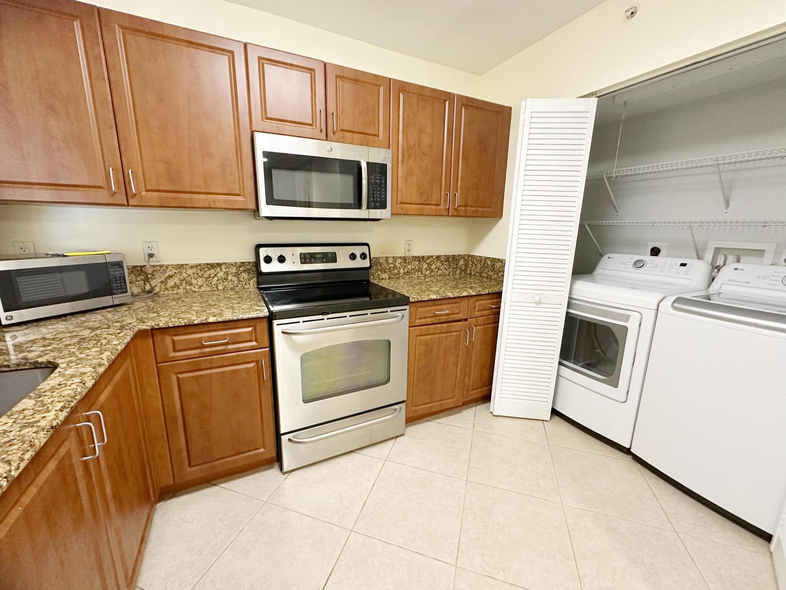 529 E Sheridan Street 2011 — photo 4
