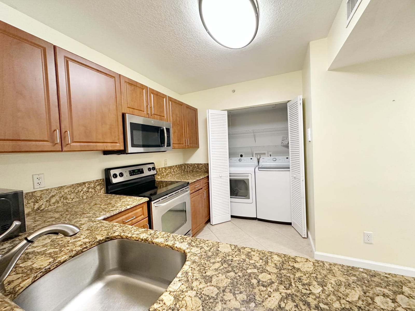 529 E Sheridan Street 2011 — photo 10