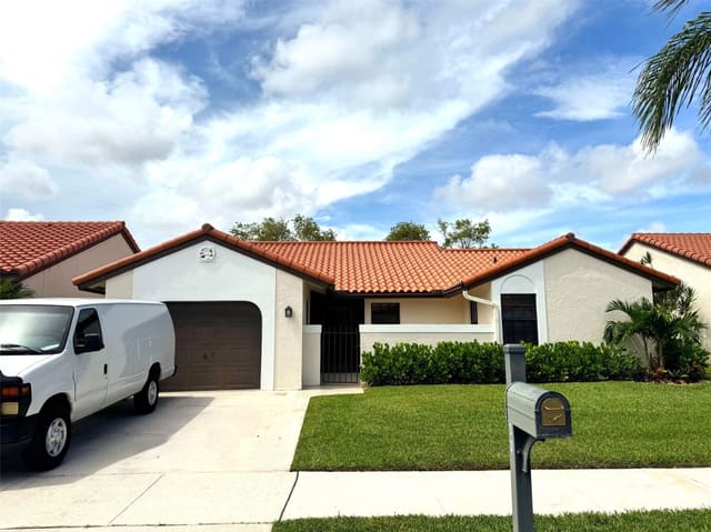 23 Capitol Court, Deerfield Beach, FL 33442