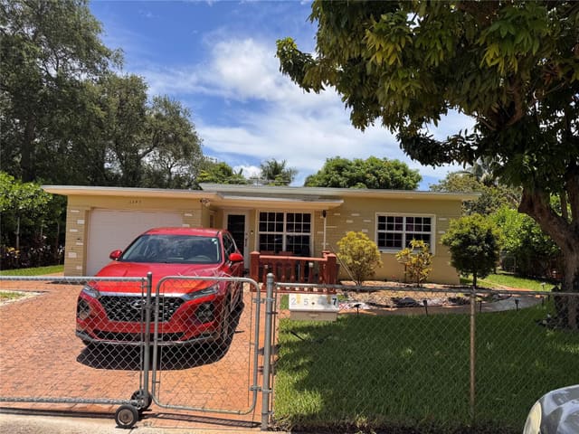 2547 Thomas Street, sold in Hollywood Park 4-19 B, Hollywood, FL