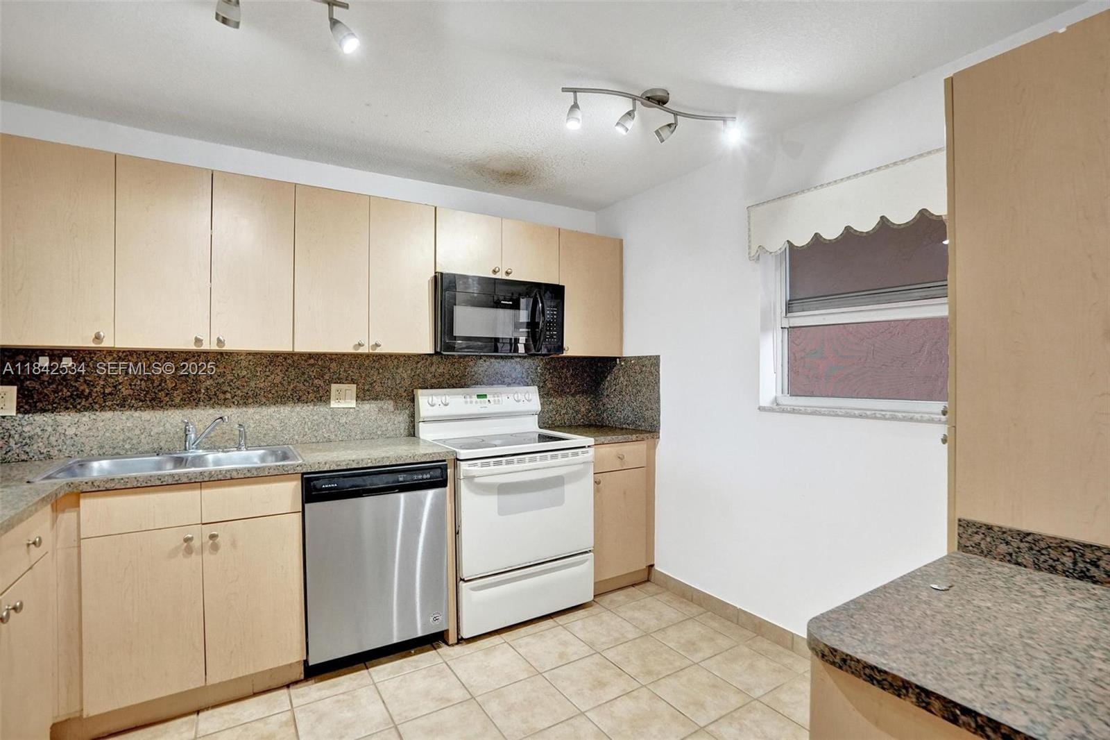 3251 Holiday Springs Boulevard 401, Margate, FL 33063
