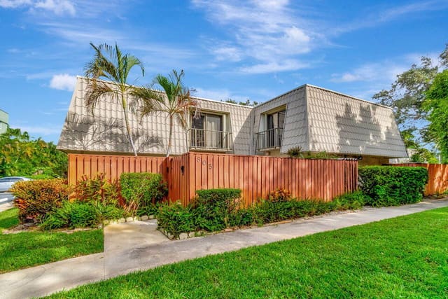 1700 Embassy Drive 805, sold in Embassy Park Condo, West Palm Beach, FL