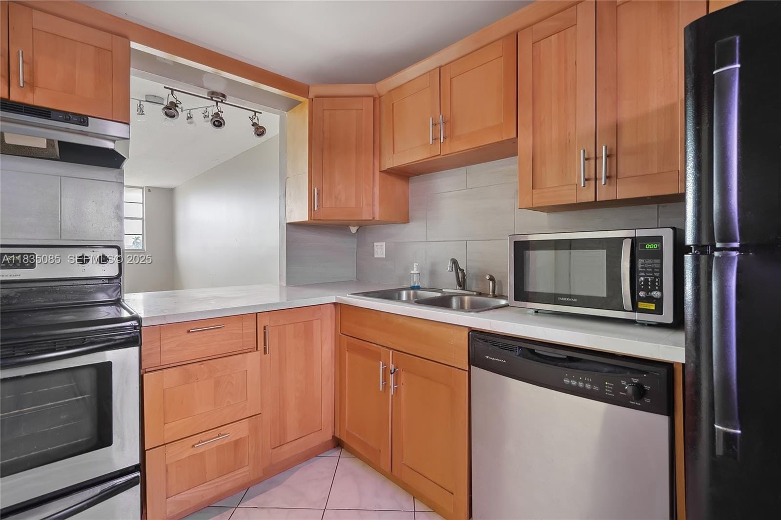 211 NE 8th Avenue 407, Hallandale Beach, FL 33009