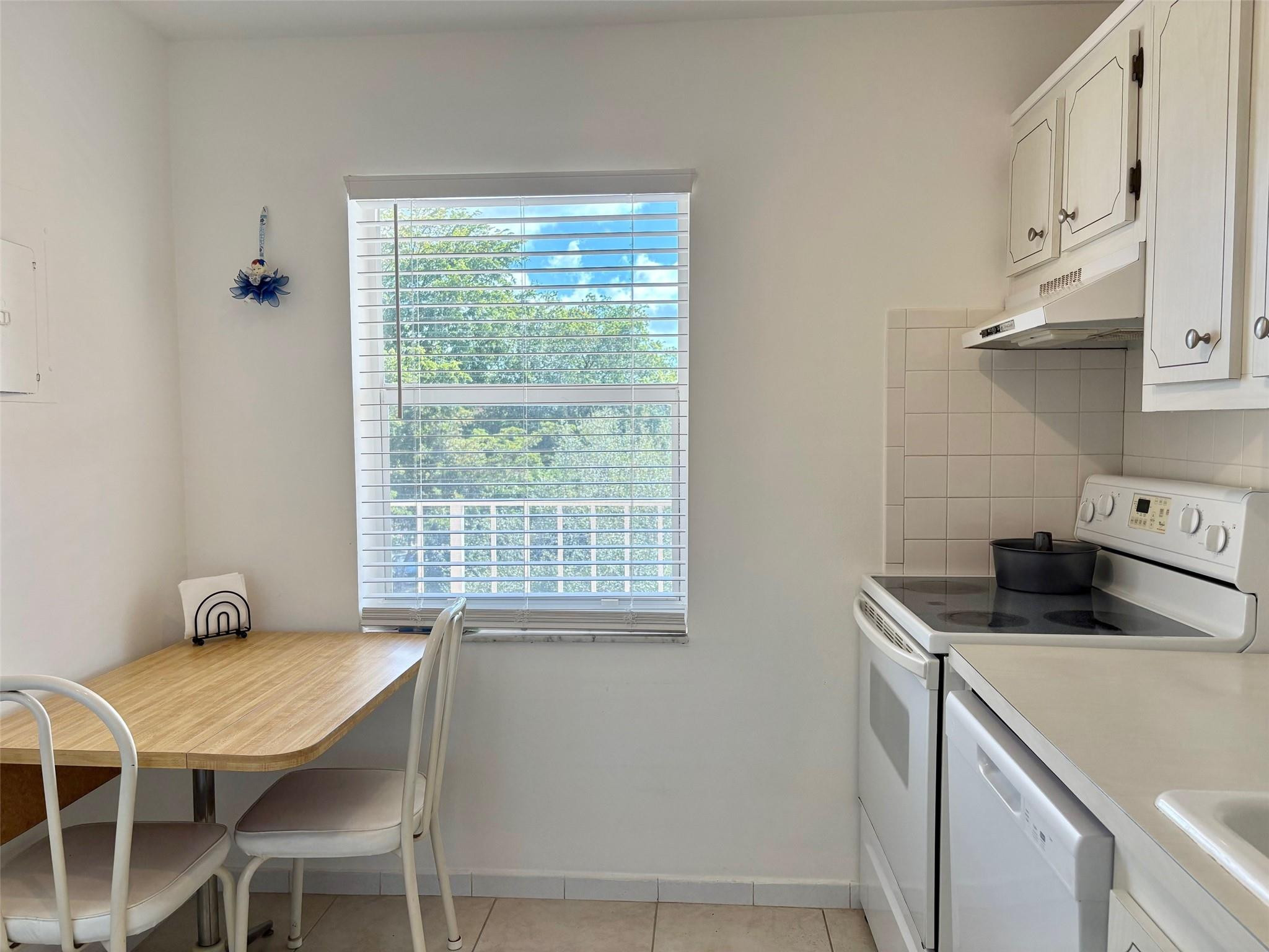 1055 Country Club Drive 404 — photo 3