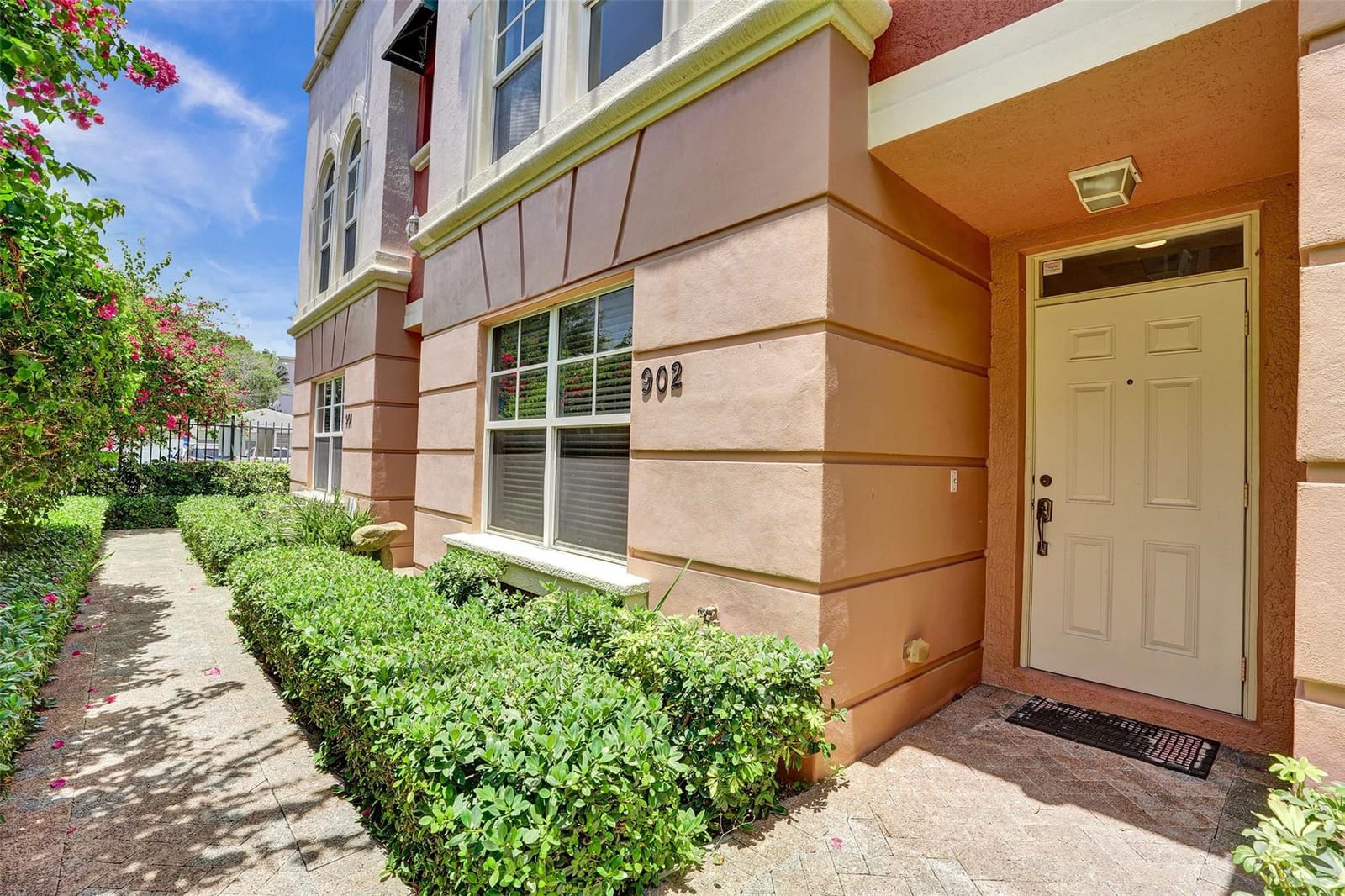 1033 NE 17th Way 902, Fort Lauderdale, FL 33304