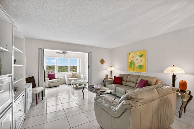 3951 Via Poinciana 609, Lake Worth, FL 33467