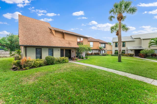912 Sandtree Drive, sold in Sandtree, Palm Beach Gardens, FL