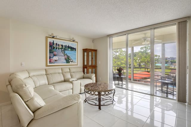 6850 10th Avenue N 303, Lake Worth, FL 33467