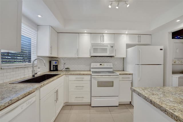 6080 NW 44th Street 401, sold in Greens Of Inverrary Phase, Lauderhill, FL