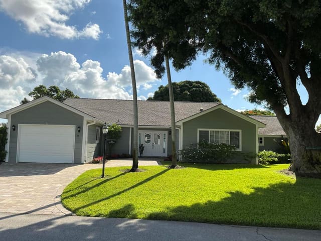 18 Holly Drive, Boynton Beach, FL 33436