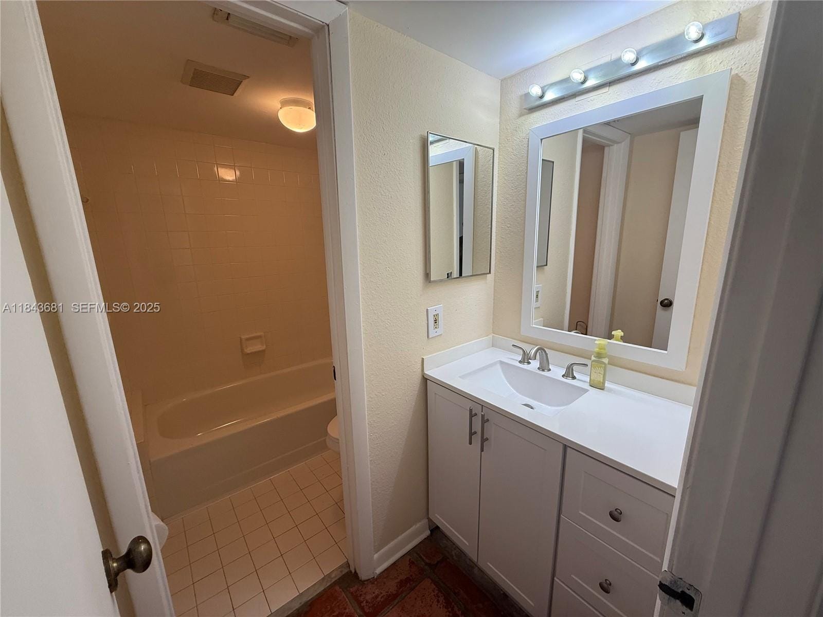 1024 S Independence Drive 1024C — photo 8