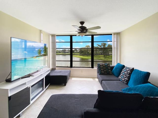 3520 Whitehall Drive 203, sold in Whitehall Condo Of The Lands Of The President, West Palm Beach, FL