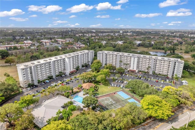 5900 NW 44th Street 406, sold in Greens Of Inverrary Phase, Lauderhill, FL