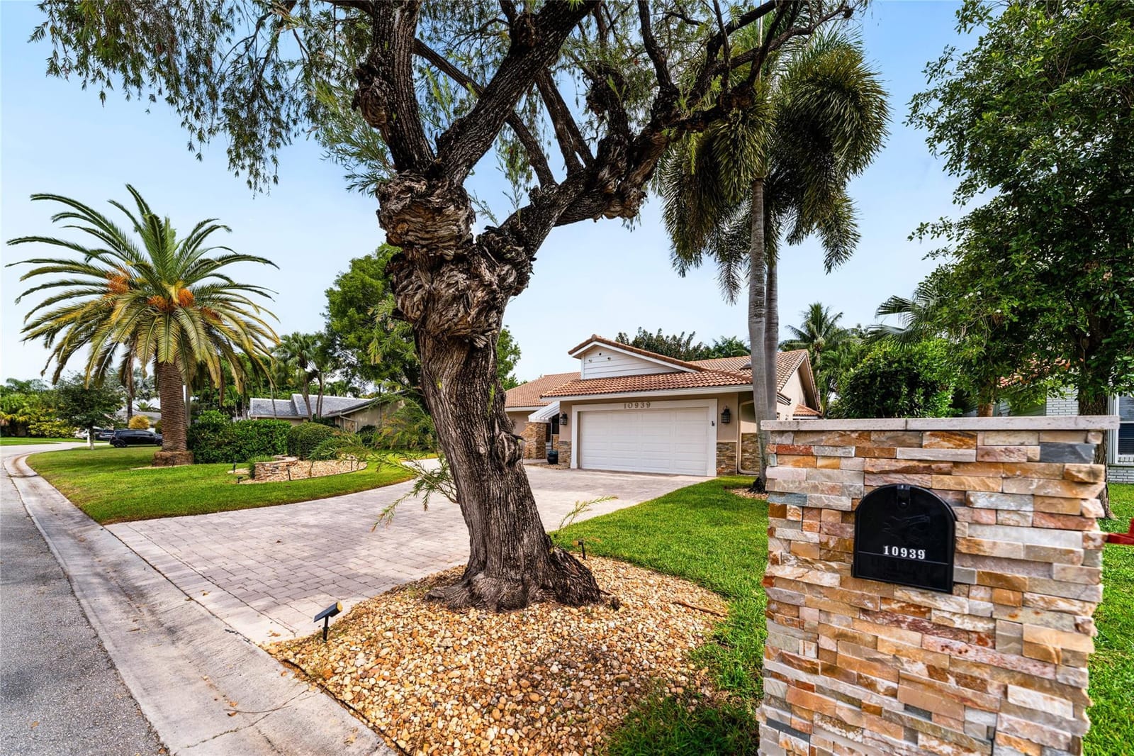 10939 NW 9th Manor — photo 2