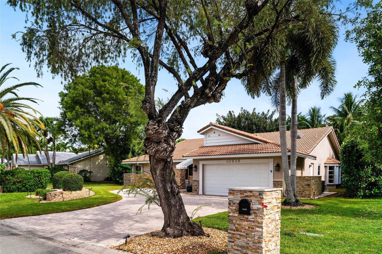10939 NW 9th Manor — photo 3