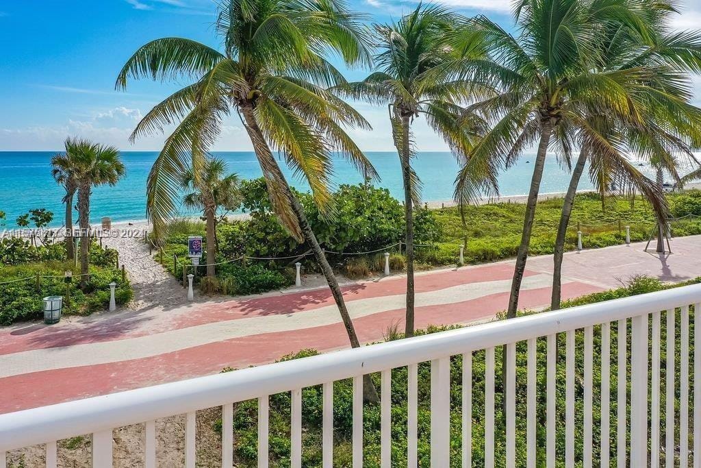 5401 Collins Avenue 410 — photo 3