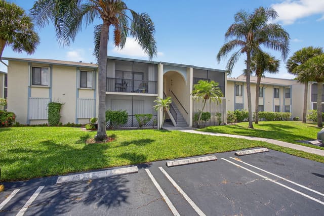 1104 Green Pine Boulevard D2, West Palm Beach, FL 33409