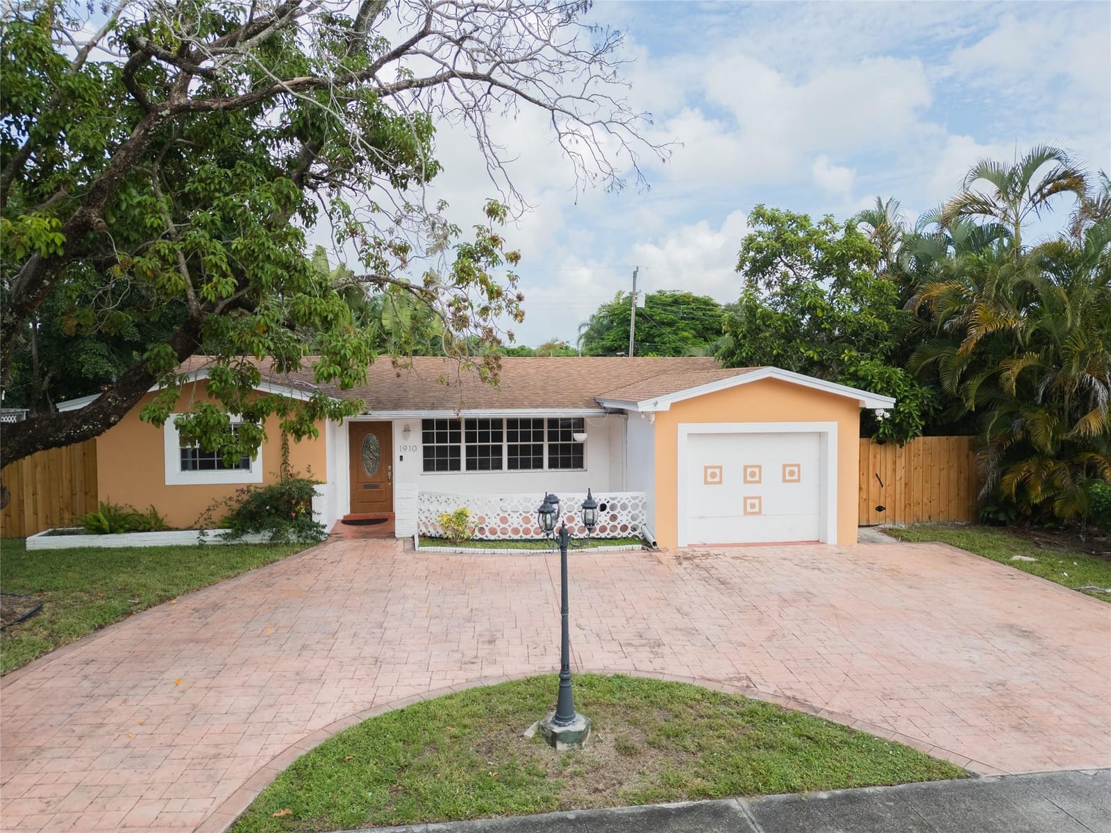1910 N 35th Avenue, Hollywood, FL 33021