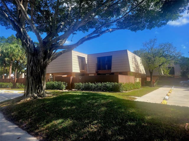 5321 53rd Way 5321, sold in Village Of Sandalwood Lak, West Palm Beach, FL