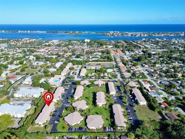 303 NE 17th Avenue 203, sold in Four Sea Suns, Boynton Beach, FL