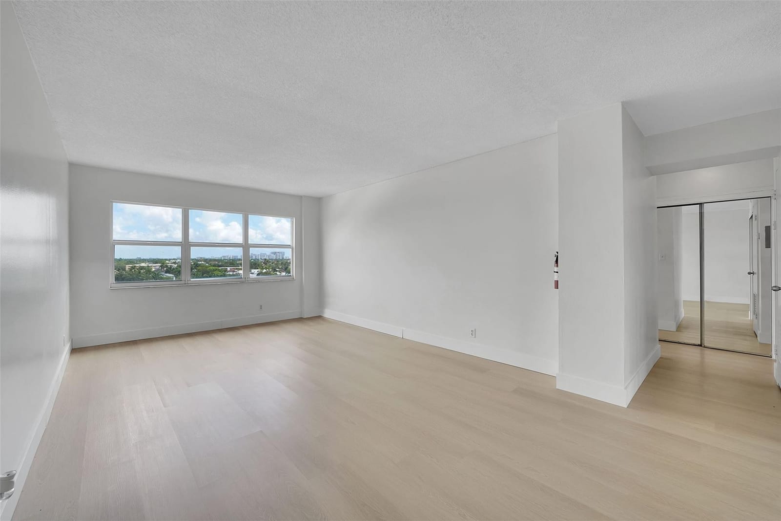 2555 NE 11th Street 806 — photo 3