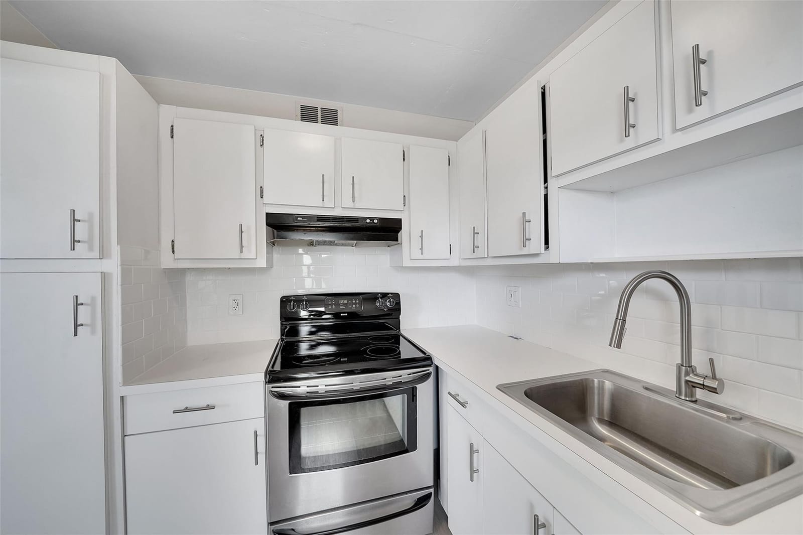 2555 NE 11th Street 806 — photo 5