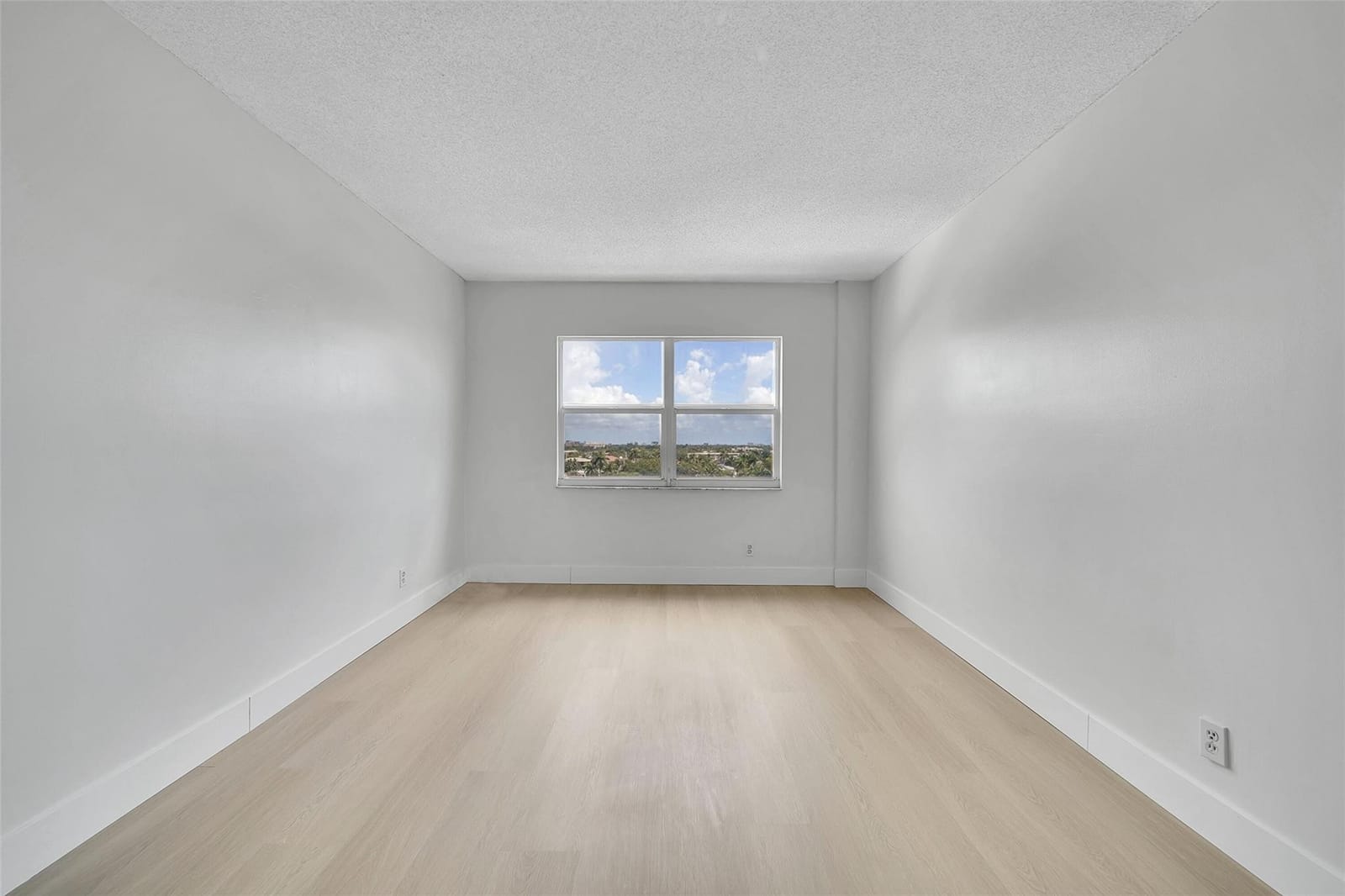 2555 NE 11th Street 806 — photo 9
