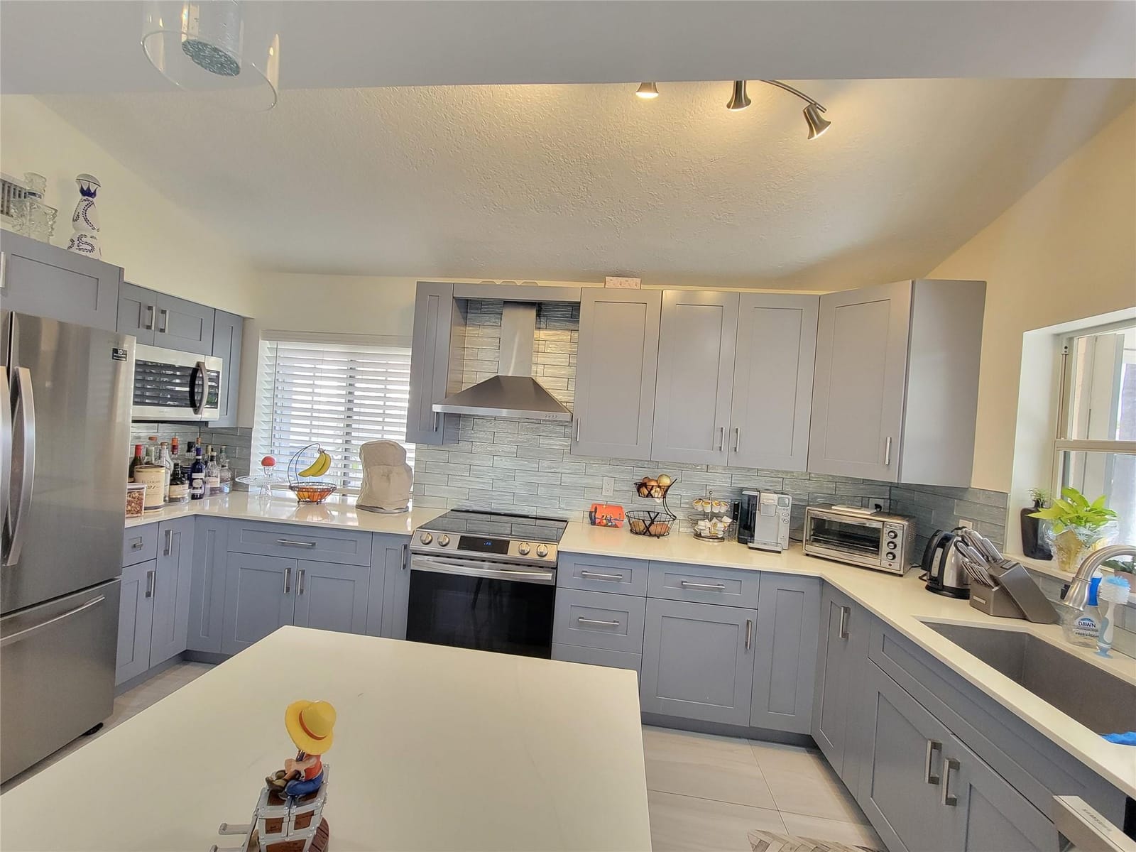 614 Trafalgar Court — photo 2