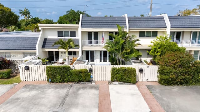 8122 SW 83rd Place TH, Miami, FL 33143