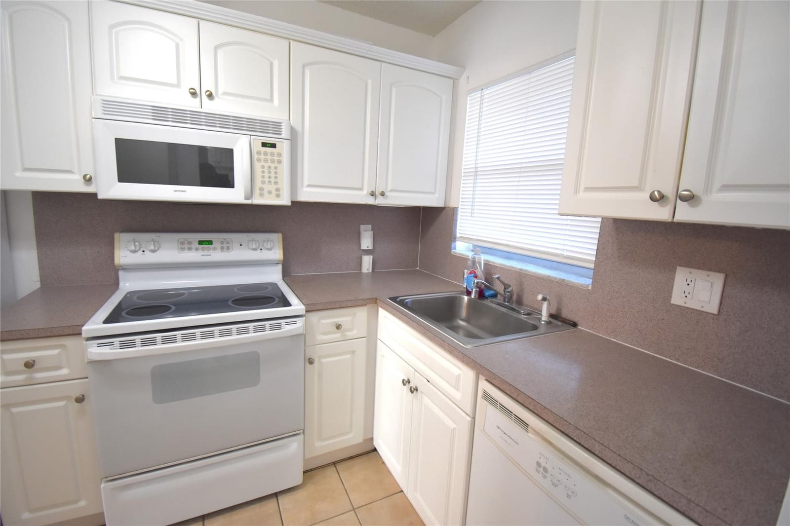 3051 Sunrise Lakes Drive 311 — photo 2