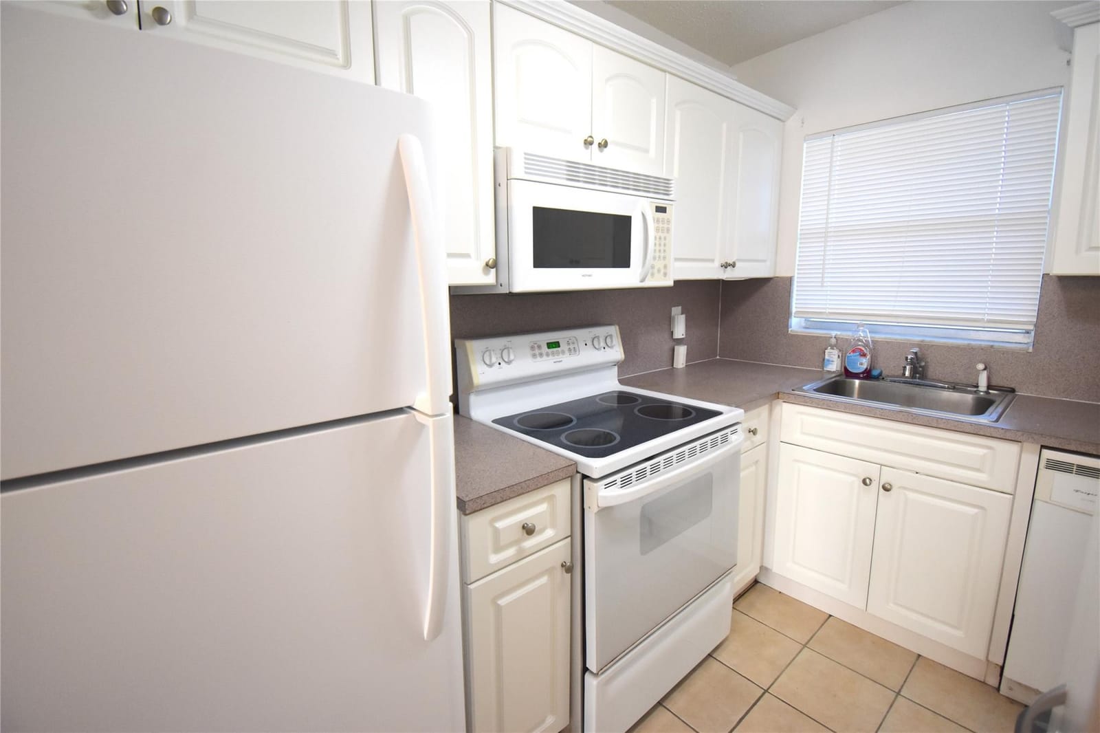 3051 Sunrise Lakes Drive 311 — photo 3