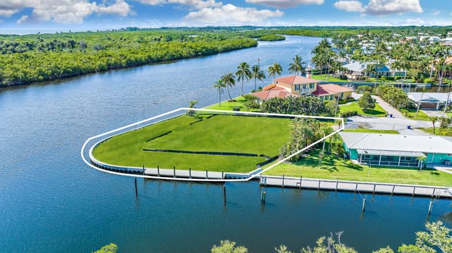 8595 SE Palm Street, Hobe Sound, FL 33455