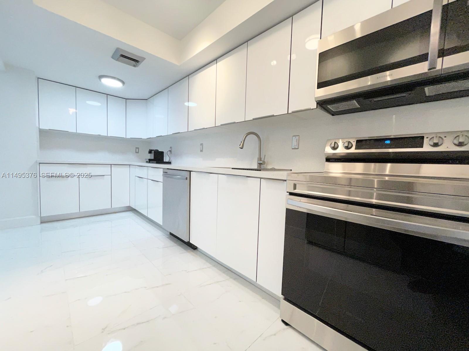 18041 Biscayne Boulevard 502 — photo 9