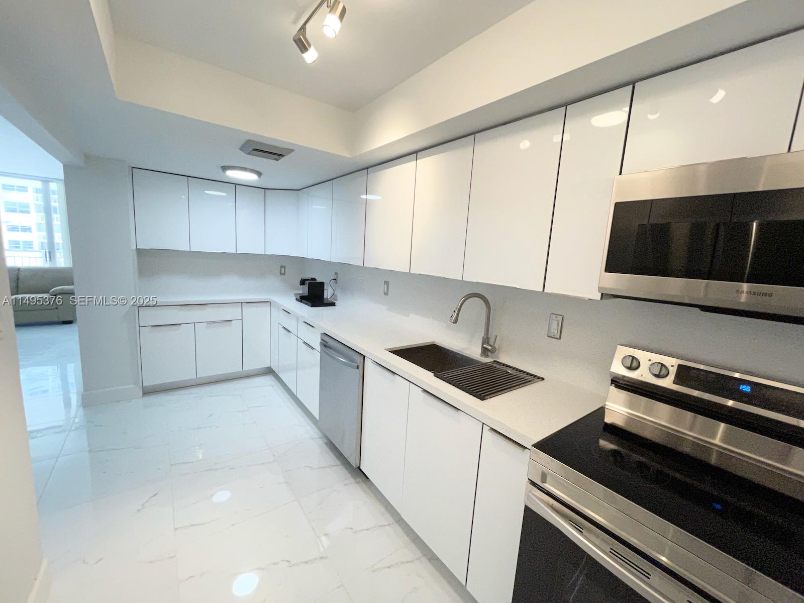 18041 Biscayne Boulevard 502 — photo 10