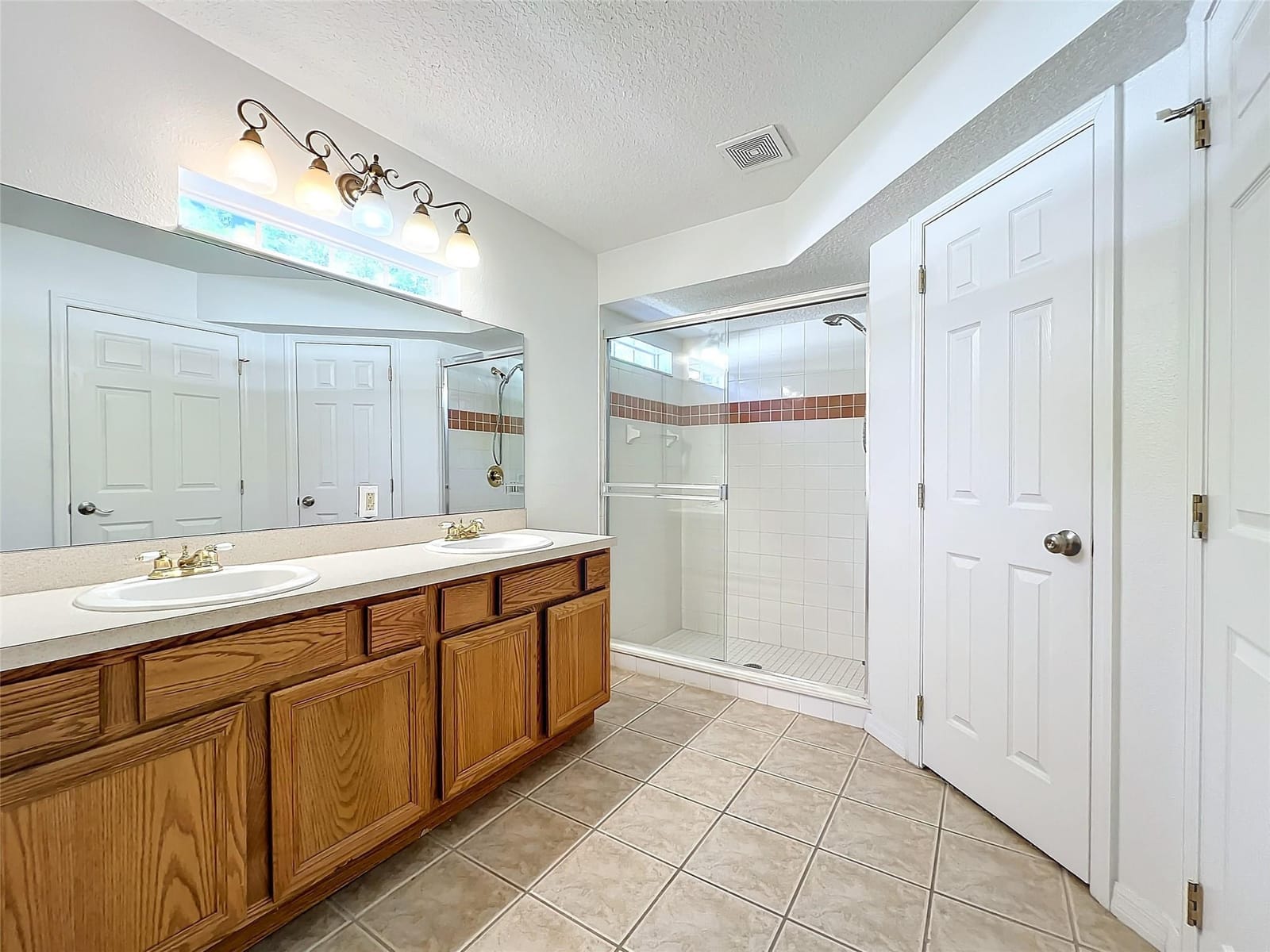 2560 Franklin Avenue — photo 10