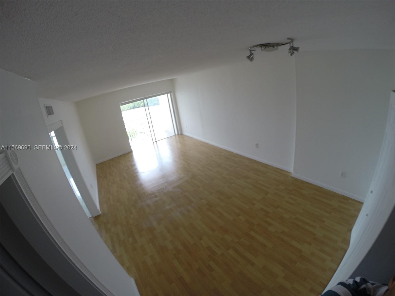 400 Kings Point Drive 905 — photo 2