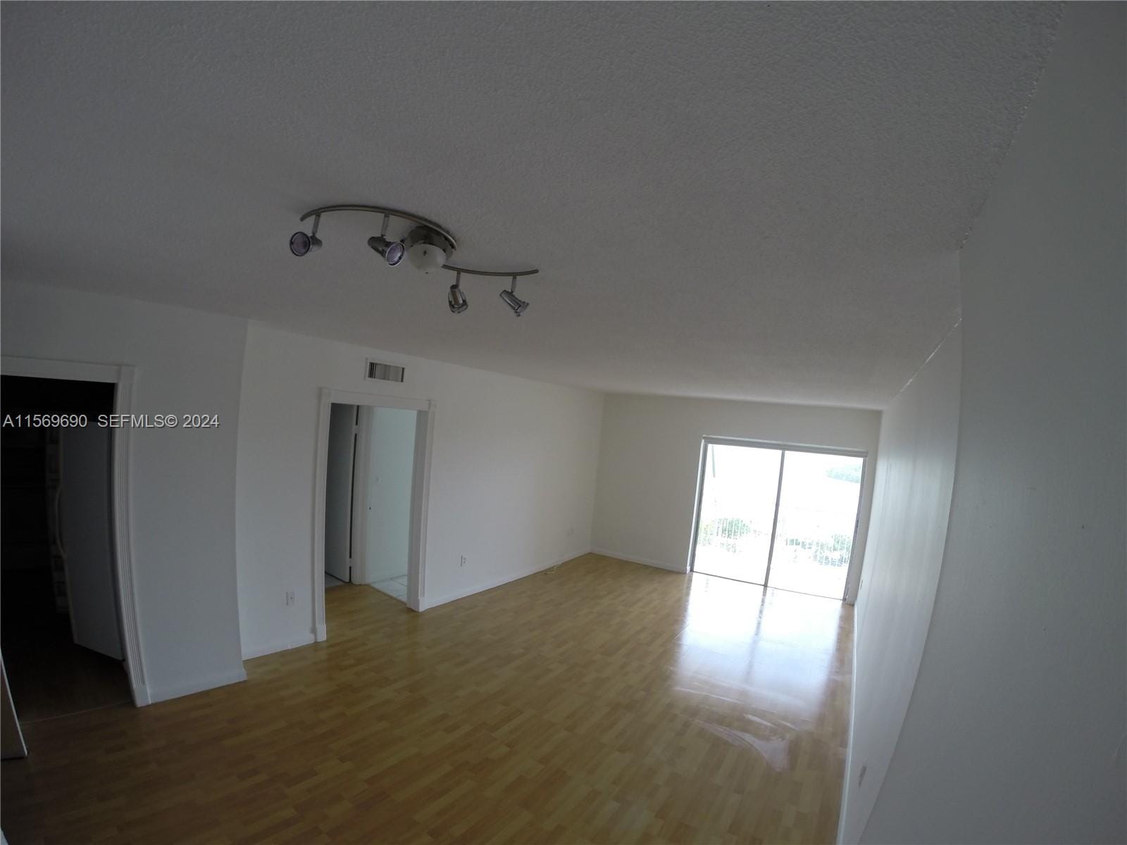 400 Kings Point Drive 905 — photo 3