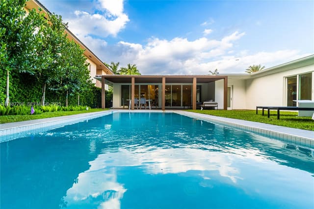 1030 N Venetian Drive, sold in Biscayne Isl, Miami, FL