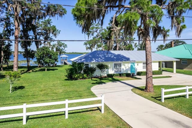 924 Lake Drive E, Lake Placid, FL 33852