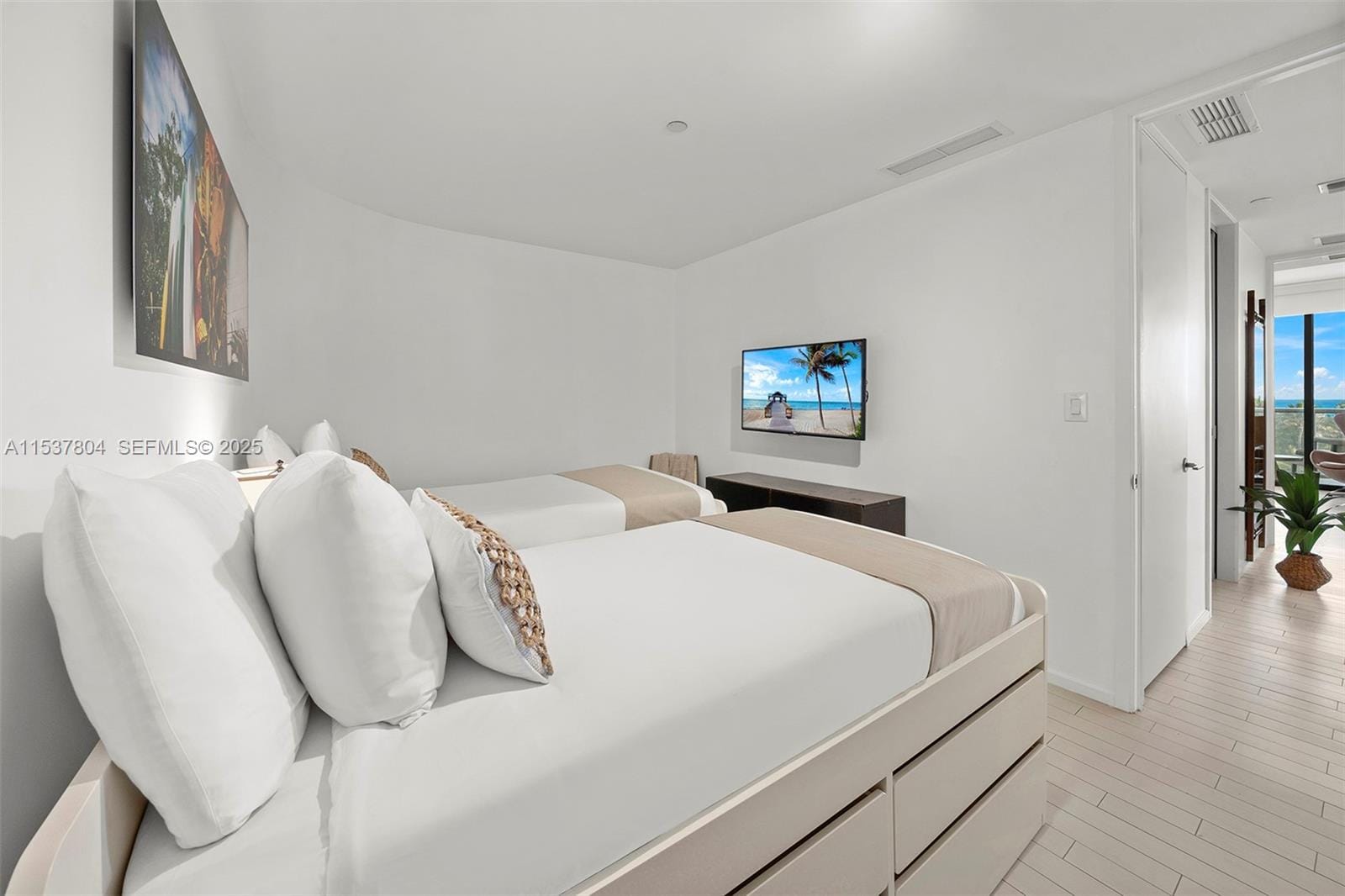2201 Collins Avenue 814 — photo 3