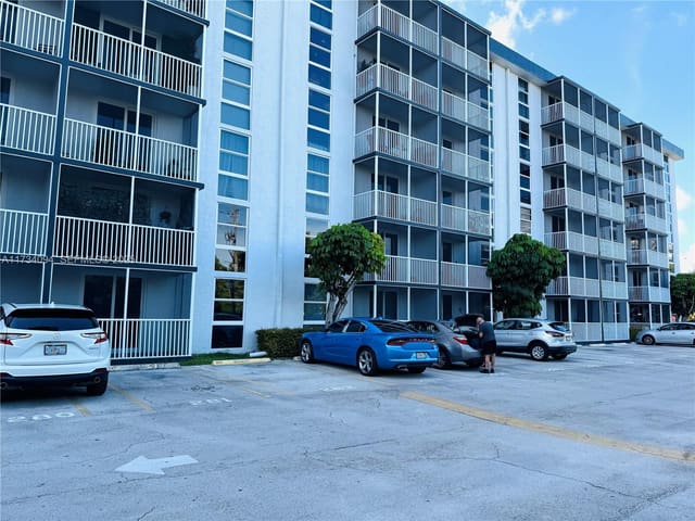 16950 W Dixie Highway a429, sold in Woodside Apartments, North Miami Beach, FL